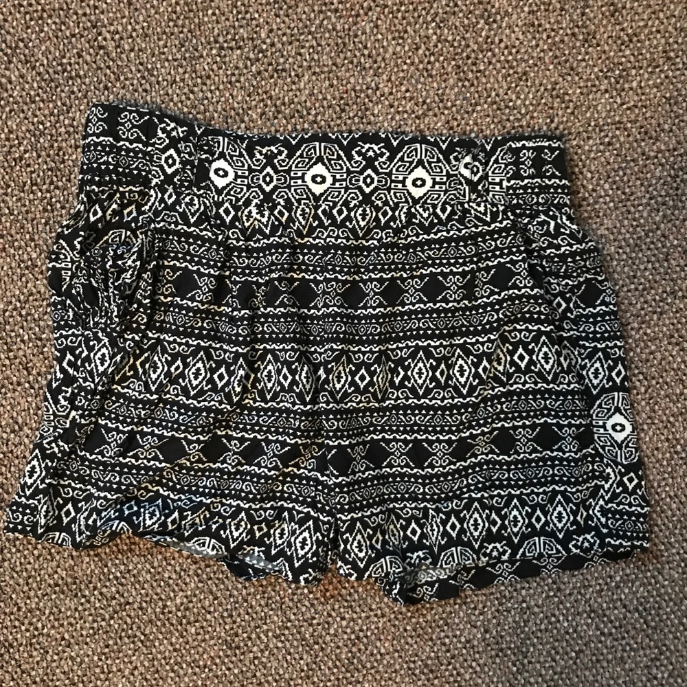 Flowy black and white patterned shorts